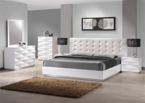 J&M Verona Platform Bedroom Set in White Lacquer