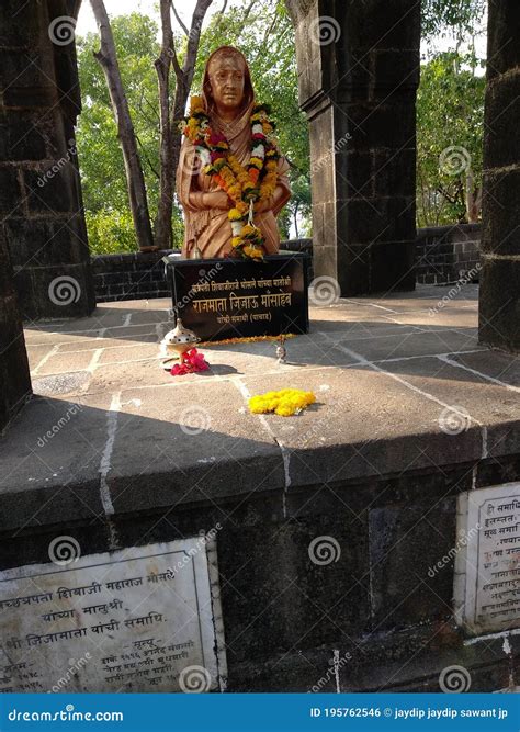 Statue Of Maa Jijau And Young Chatrapati Shivaji Maharaj, Shiv Shrushti Garden, Aptale Rd ...