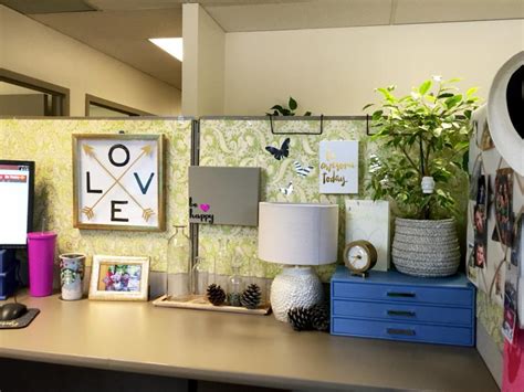 11 Cute Office Cubicle Décor Ideas | LoveToKnow Office Cubicle Decor Ideas, Office Cubical Decor ...