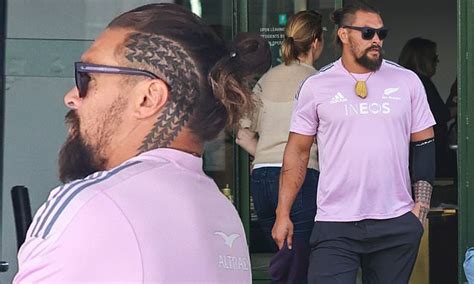 Jason Momoa shows off his new head tattoo while shopping in Sydney ...