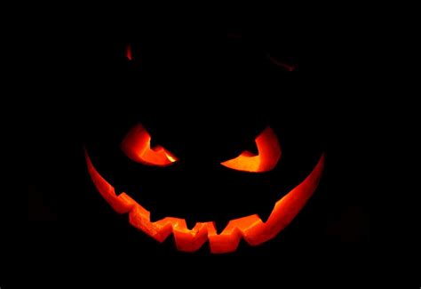 Simple Pumpkin Face Carving: Easy and Fun Halloween DIY