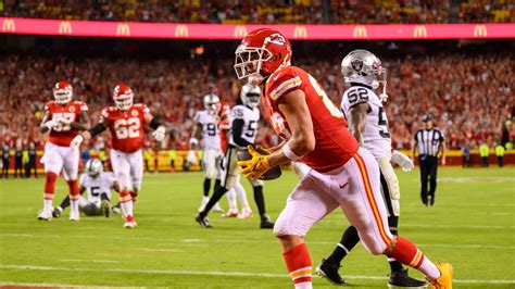 Las Vegas Raiders 29-30 Kansas City Chiefs: Patrick Mahomes throws four touchdowns to Travis ...