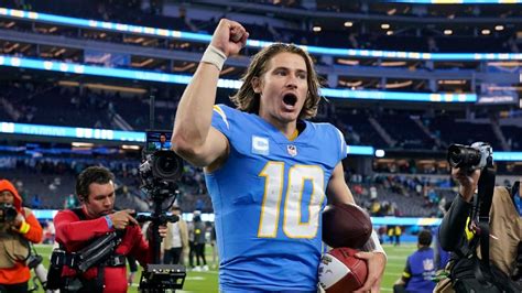 Sources - Chargers, QB Justin Herbert agree to 5-year, $262.5M ...