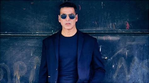 Akshay Kumar makes Salman Khan dance to ’Main Khiladi Tu Anari’