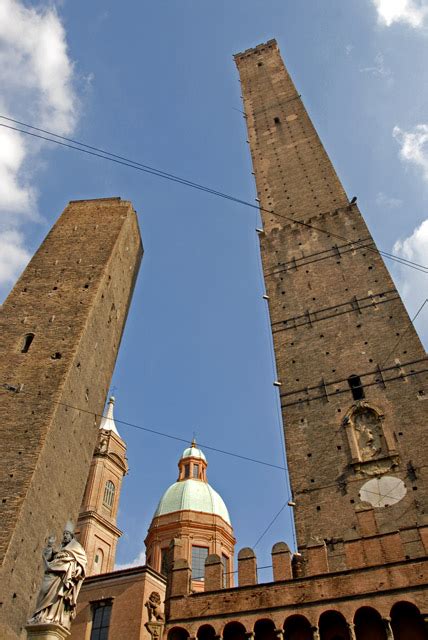 Twin Medieval Towers of Bologna (Bologna, Italy) - Travellerspoint ...