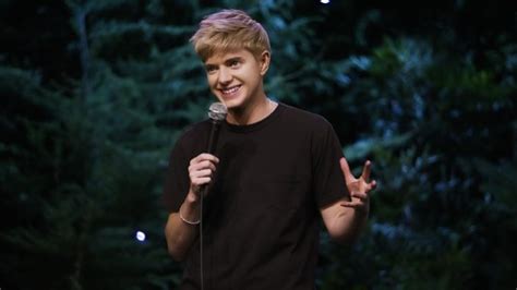 Mae Martin’s First Solo Netflix Special Is Rooted in Improv, Therapy ...