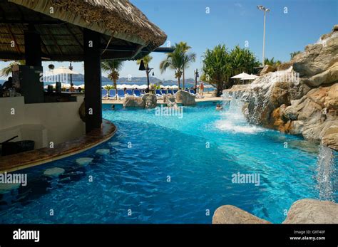 Swimming pool at resort hotel in Acapulco, Mexico Stock Photo - Alamy