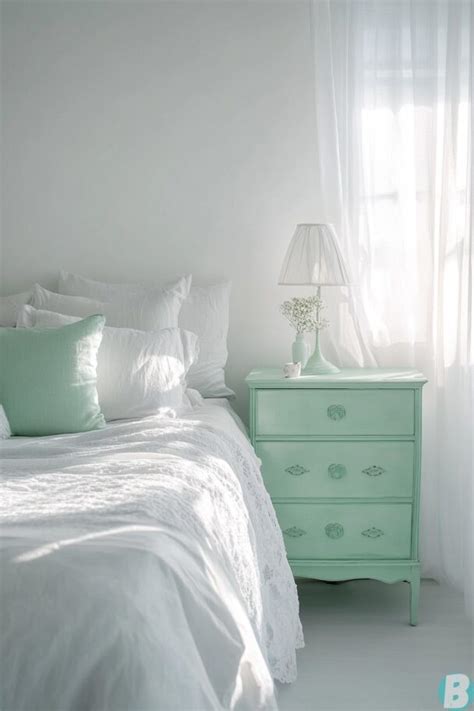 21 Elegant Green Bedroom Ideas – Offbeatbros