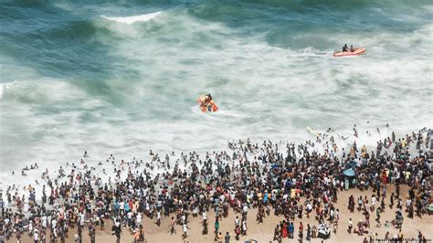 Freak wave kills three at South African beach – DW – 12/18/2022