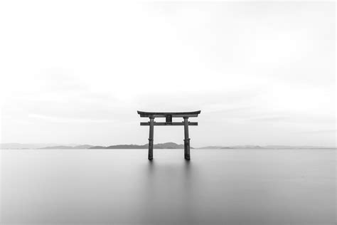 Wallpaper : torii, gates, lake, monochrome, photography 1920x1281 ...