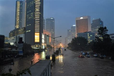 7 of 10 SINKING; Indonesia: Aerial view of Jakarta sinking! Jakarta will never be entirely free ...