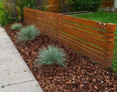 Modern horizontal wood slat fence with blue fescue and bark | - Modern Design 3 in 2020 | Small ...