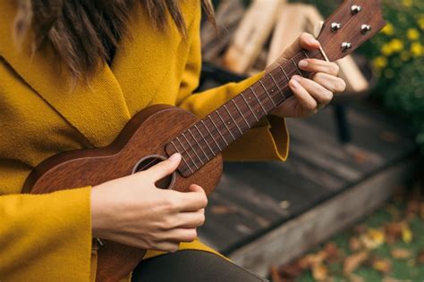 Learn How to Play the G Ukulele Chord – Including Variations