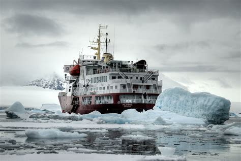 File:Icebreaker Polar Star somewhere on the Antarctic Peninsula - March 2009.jpg - Wikimedia Commons