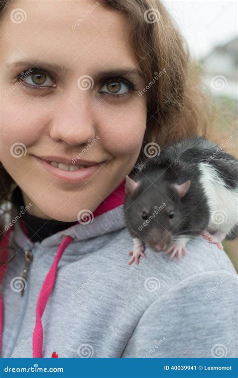 Enfant Adorable Avec Le Rat Domestique Image stock - Image du suggérez, domestique: 40039941