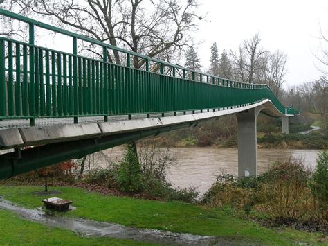 Rogue River Pedestrian Bridge (Grants Pass, 2000) | Structurae