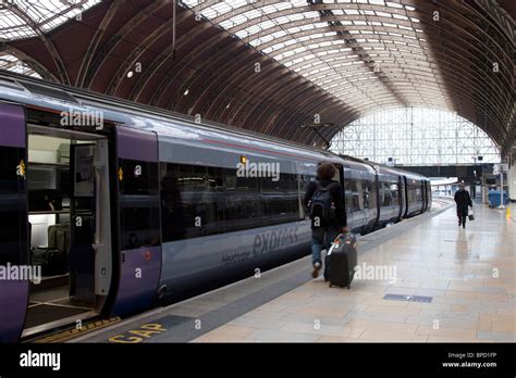 Heathrow Express - Paddington Station - London Stock Photo - Alamy