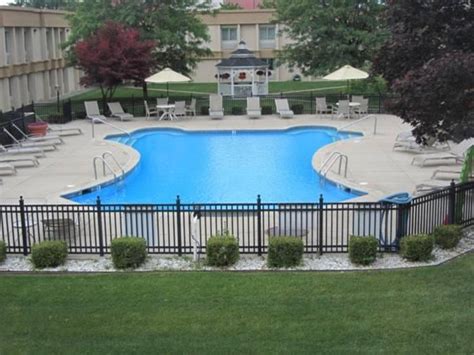 Hotels With Outdoor Pool In & Near Detroit, Michigan | Trip101