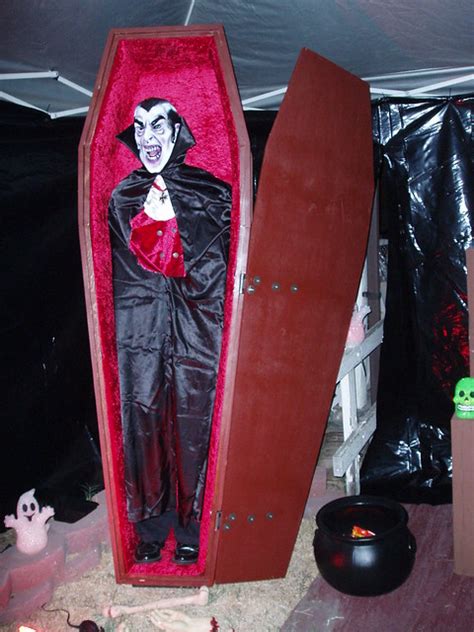 Dracula Coffin | This is the same coffin that was made for 2… | Flickr ...