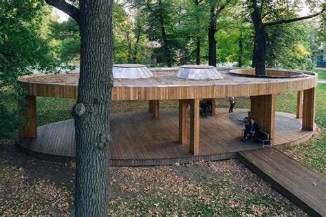 narodnyi architector blends wooden pavilion into historical center of moscow