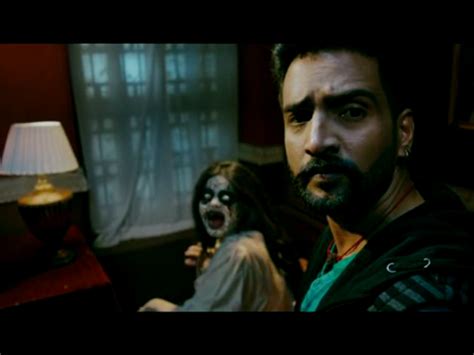 Santhanam's 'Dhilluku Dhuddu' Movie Review, Rating & Story - Filmibeat