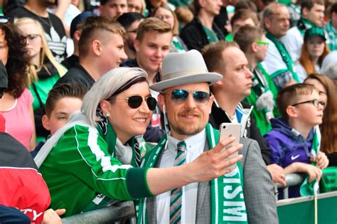 Fotostrecke: Werder-Bremen-Fans beim Bundesliga-Spiel gegen Borussia ...