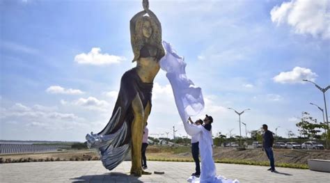 Shakira: error de ortografía en estatua de Barranquilla