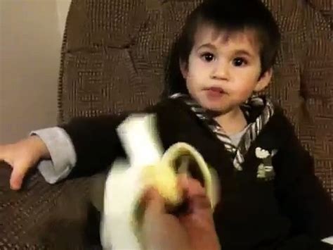 One year old baby eating banana - video Dailymotion