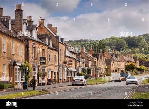 The Cotswold village of Broadway, Worcestershire, England Stock Photo ...