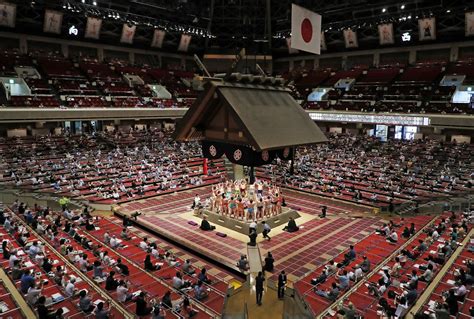 Sumo resumes in front of fans despite rise in Japan virus infections｜Arab News Japan