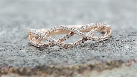 12 Elegant Rose Gold Wedding Bands