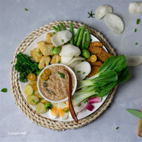 Gado-Gado Recipe (Indonesian Salad with Peanut Sauce)