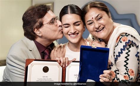 National Awards 2023: Kriti Sanon And Fam Pose With The Prize