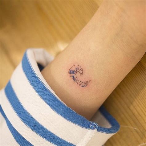 Tiny "The Great Wave off Kanagawa" inspired tattoo on