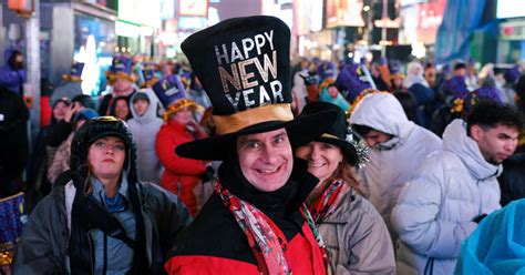 New Year's celebrations ring in 2023 in U.S. and around the world - CBS ...