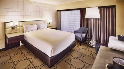 Las Vegas Strip Rooms & Suites - Harrah's Hotel & Casino