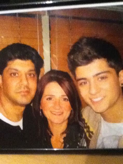 zayn wid his parents ! dey must be soo luky to have gawjus son like him ...