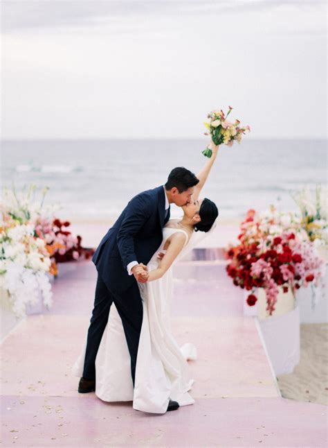 A vibrant beach wedding - Love At First Skype