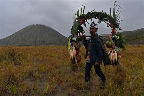 Mengenal Bahasa Rumah Adat Dan Tradisi Suku Tengger Nasional | Images ...