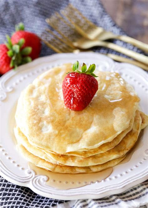 Protein Pancakes {Just 4 Ingredients!} | Lil' Luna