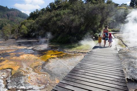 Orakei Korako (New Zealand): Geysers at the Lake Ohakuri; Photo: | Rodzina bez granic