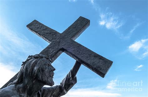 Bronze statue of Jesus carrying his cross Sculpture by Kyna Studio | Fine Art America