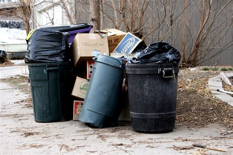 Garbage Cans Overflowing with Trash – Photos Public Domain