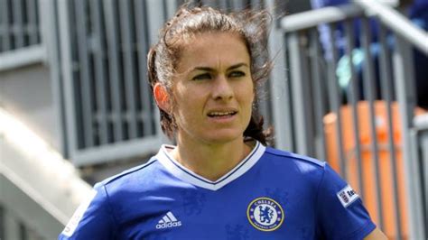 Karen Carney: England midfielder signs new Chelsea Ladies contract - BBC Sport