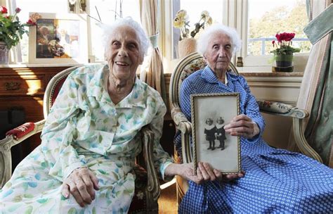 World’s Oldest Twins Turn 101 in Belgium [PHOTOS] | IBTimes