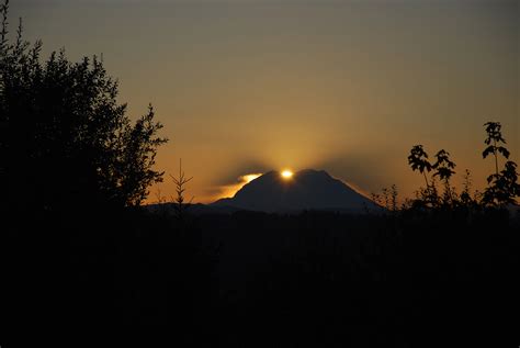 Sunrise Over Mount Rainier | The Daily Chronicle