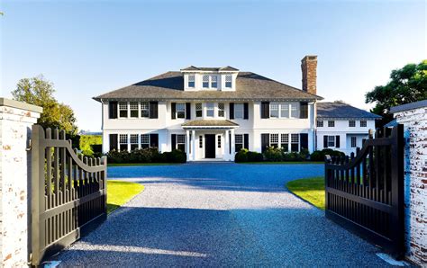 Razing the Hamptons | Beach house exterior, Hamptons house, Summer ...