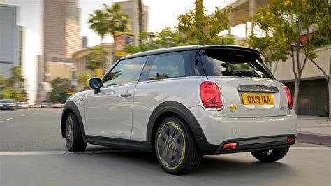 Mini Reveals 168-Mile Electric Cooper SE With 32.6 kWh Battery