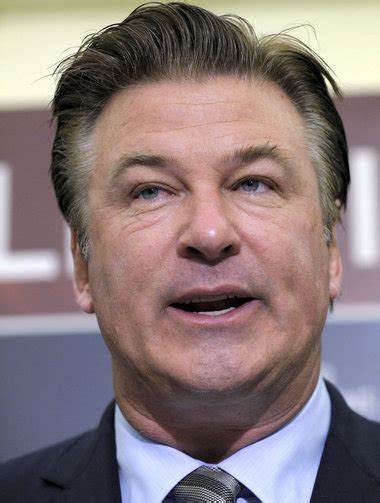 Alec Baldwin's 'apology' for airline incident starts new fight -- with ...