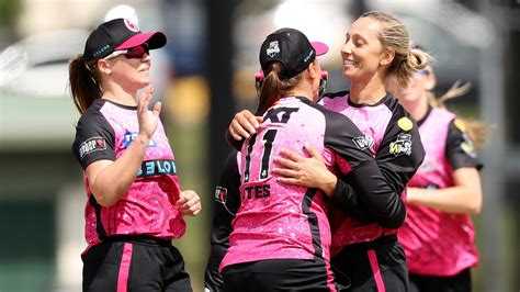 Ellyse Perry and Ashleigh Gardner help Sydney Sixers defeat Melbourne ...